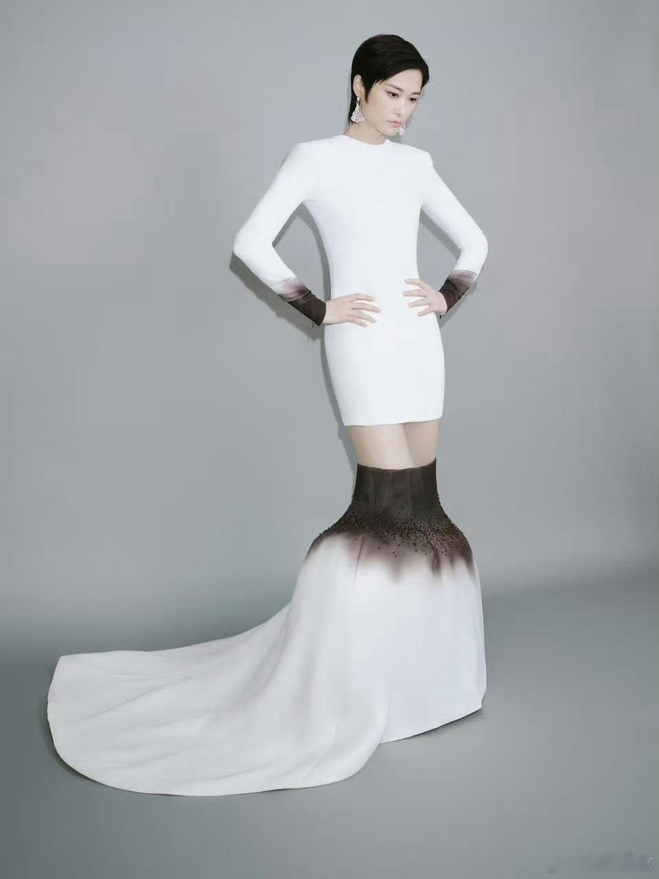 李宇春压轴 李宇春ELLE压轴造型绝了！白色人鱼裙设计感拉满，宛如优雅美人鱼，压