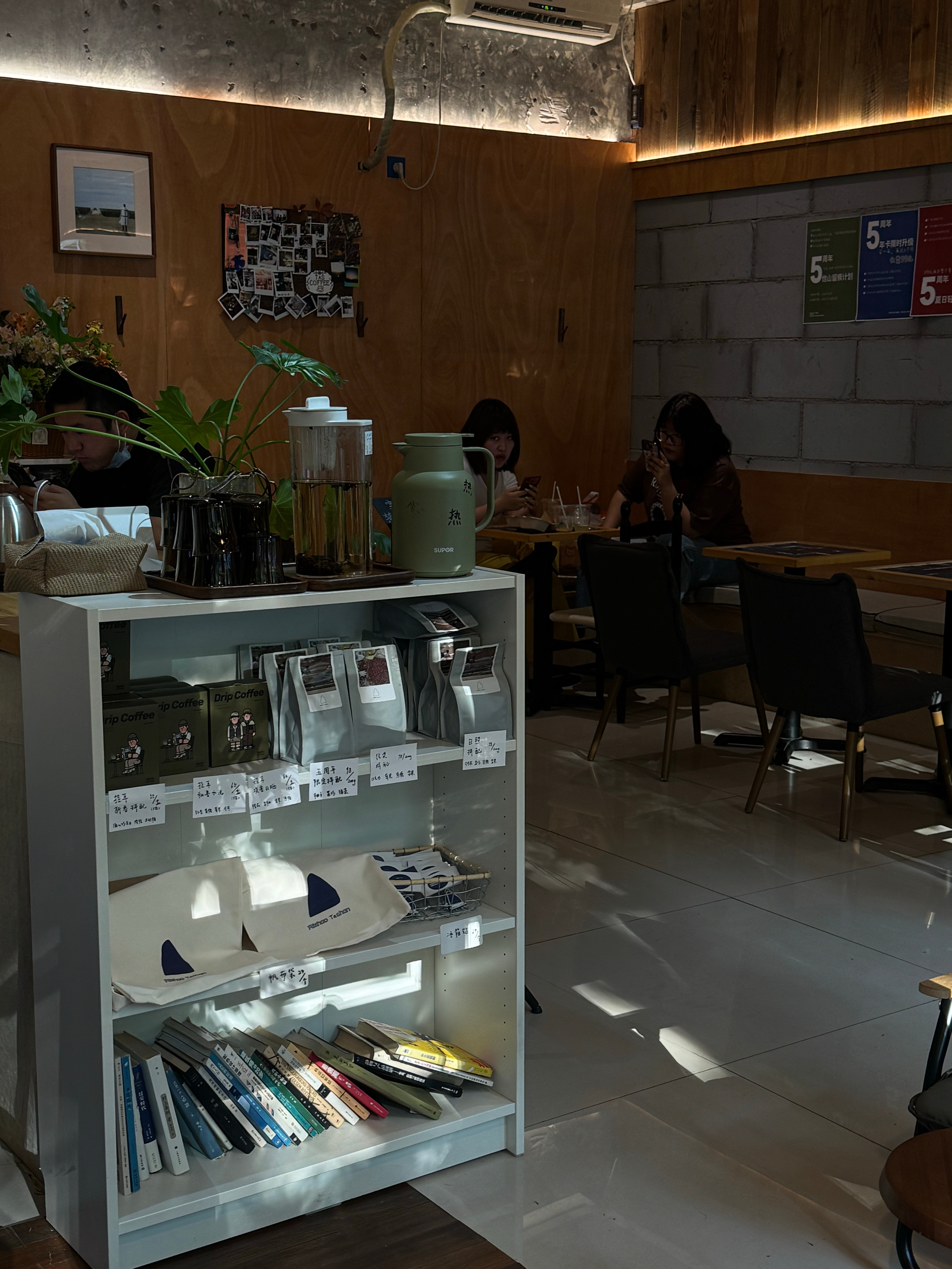 就说氛不氛围吧。 日照·Tas coffee(实验高中店)