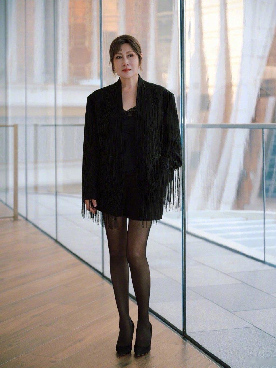 这居然是张凯丽 以前总觉得她走温柔大气风，这次新造型直接反转，黑丝短裙搭配简洁又