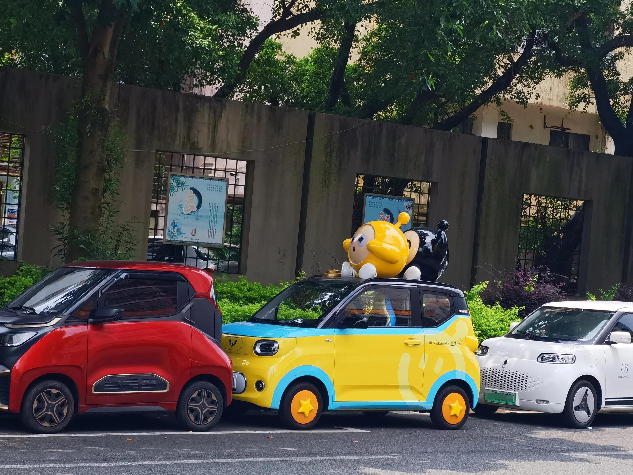 柳州满大街只有两种车，一种是五菱，另一种是其它车，街上走一圈像在逛大玩具商场。?