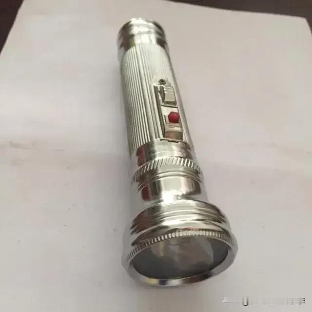 马上过年了，今天收拾家，发现了一部新能源照明设备[偷笑]