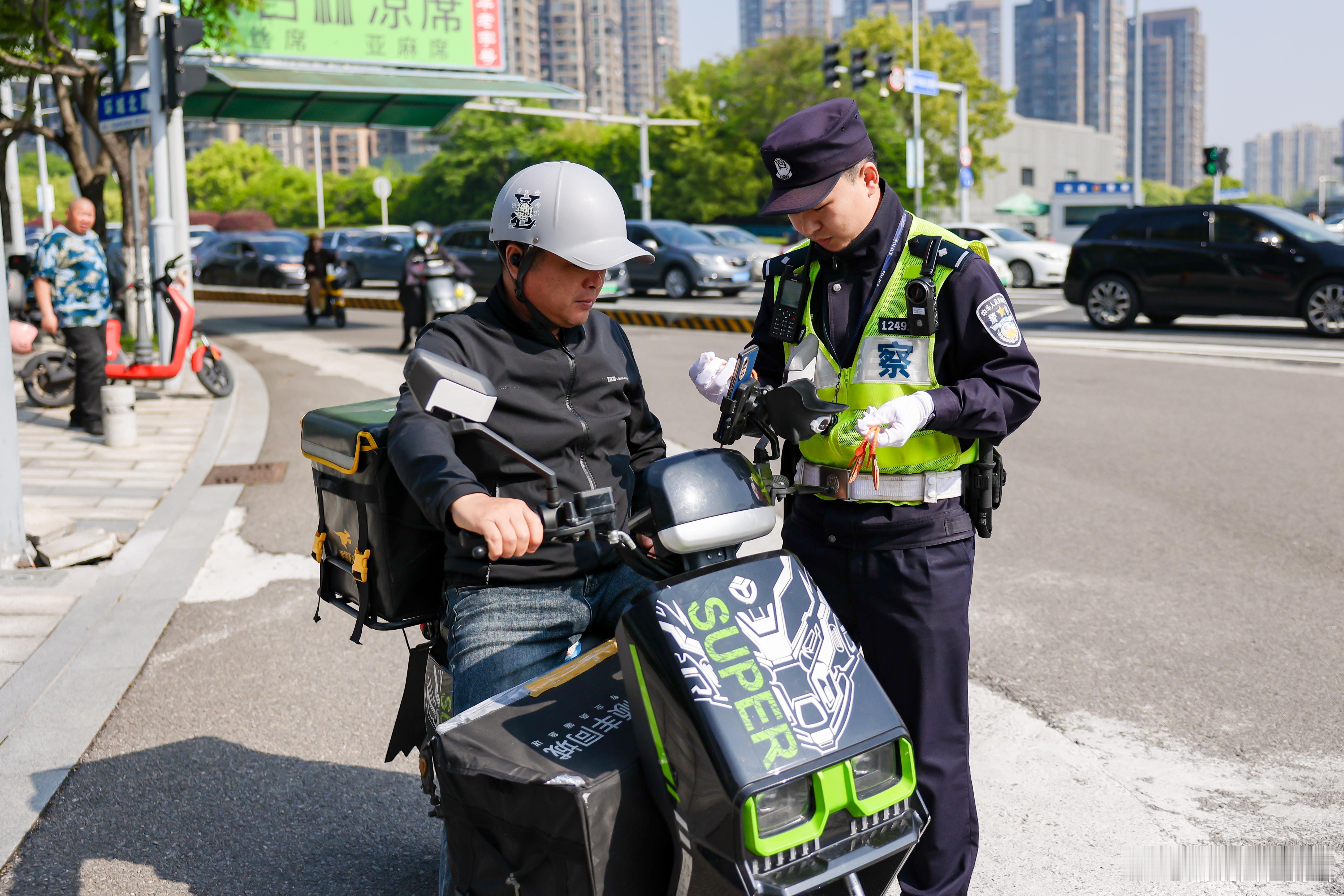 宁波外卖小哥6年不闯红灯获万元大奖城市红绿灯守了好几年，终于等到认可的那一天。这