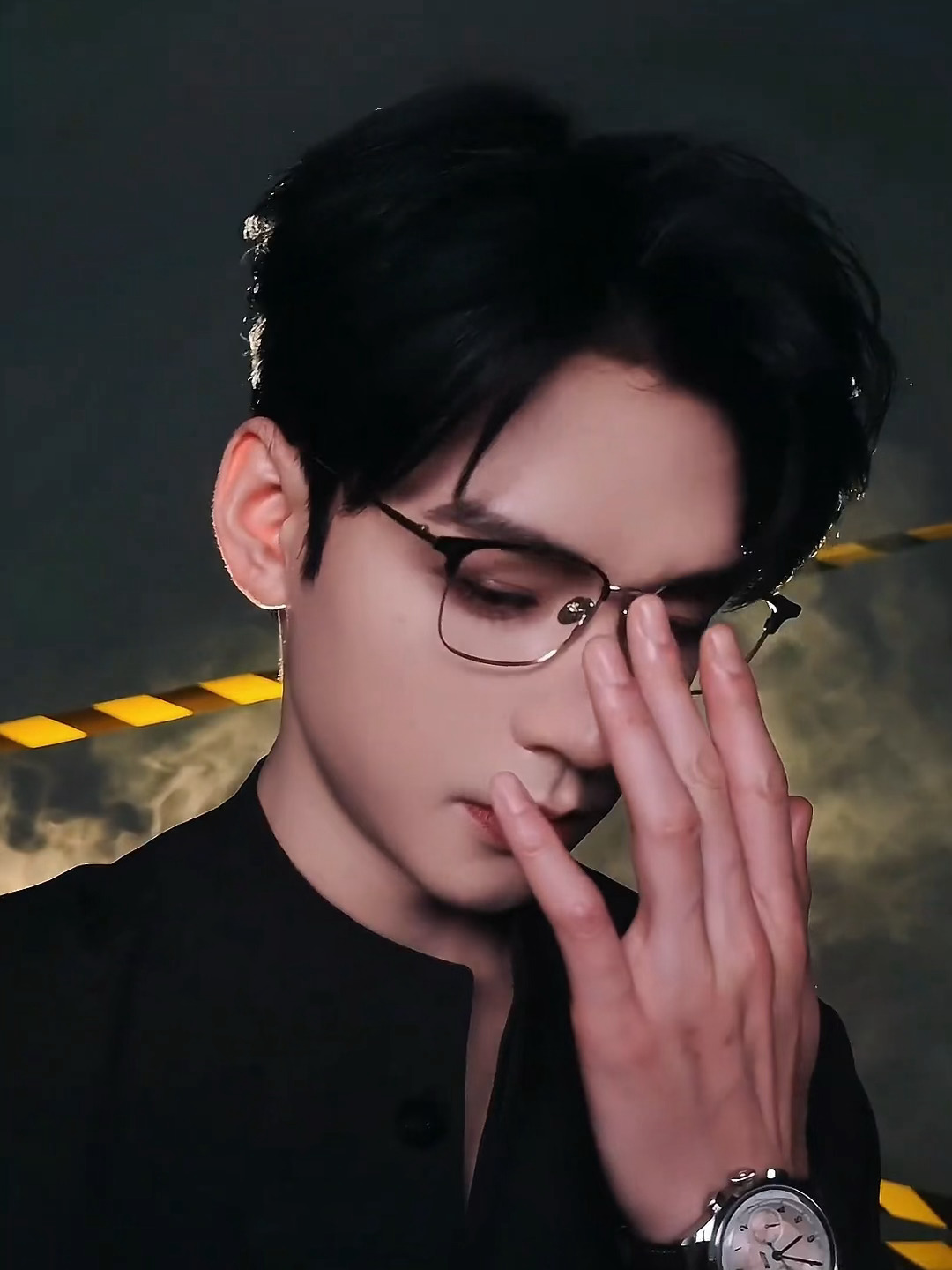 啊啊啊啊啊啊啊谁来懂推眼镜这一下！！龚俊推眼镜这一下 龚俊风过留痕转场