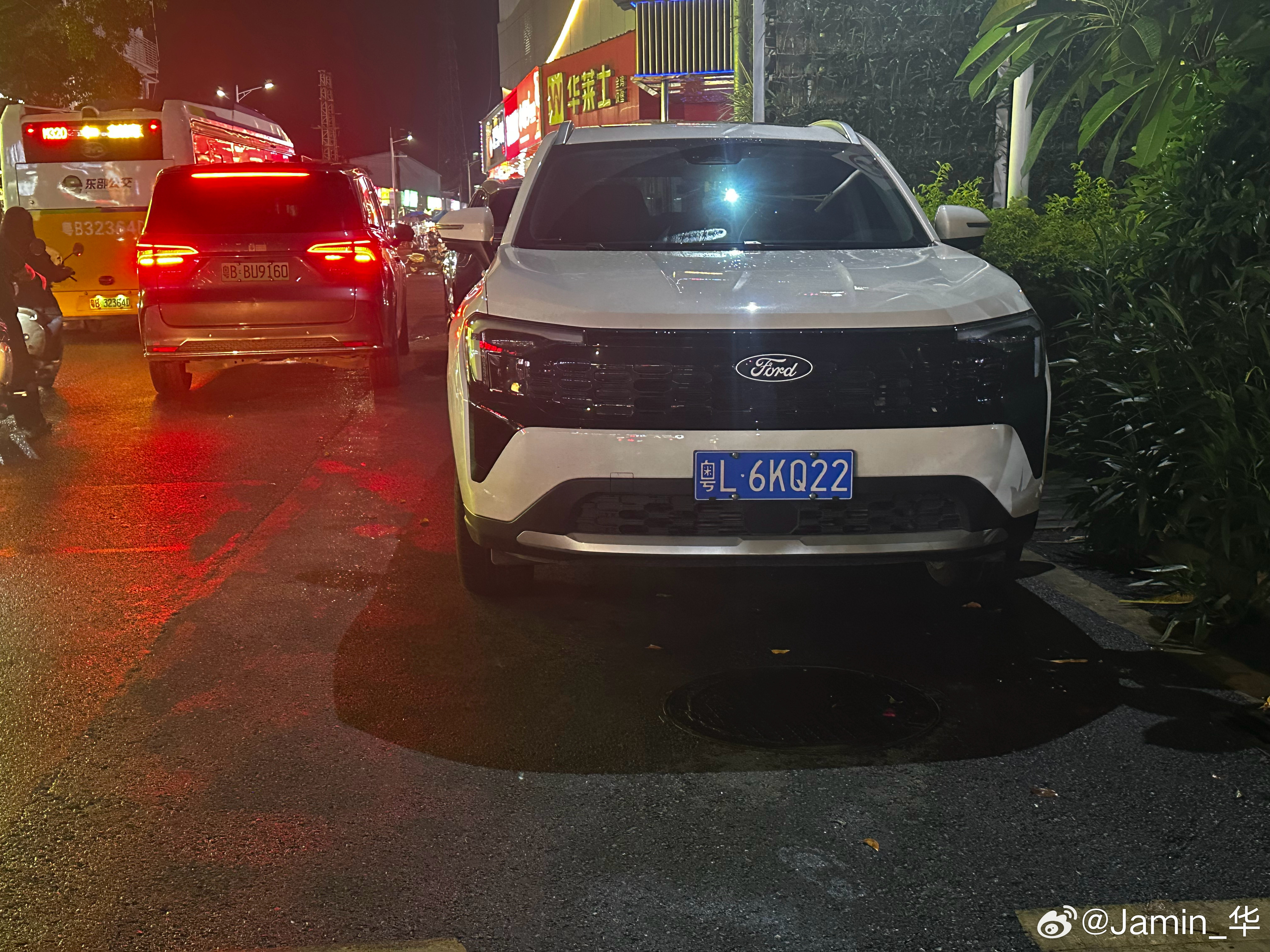 江铃福特的这款车还是全黑色的好看，白色的漏出那黑边框是真的丑，不知道有没有一样看