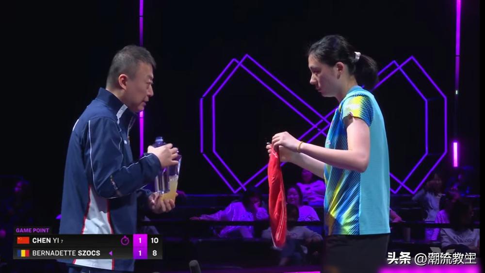 陈熠手握5个赛点，对面一个化着全妆、没教练的斯佐科斯，差点就把她给掀了。这球赢得