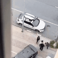 你能想象吗？一个正处于叛逆期的男孩，在大街上情绪失控，对着自己的妈妈挥起了拳头。