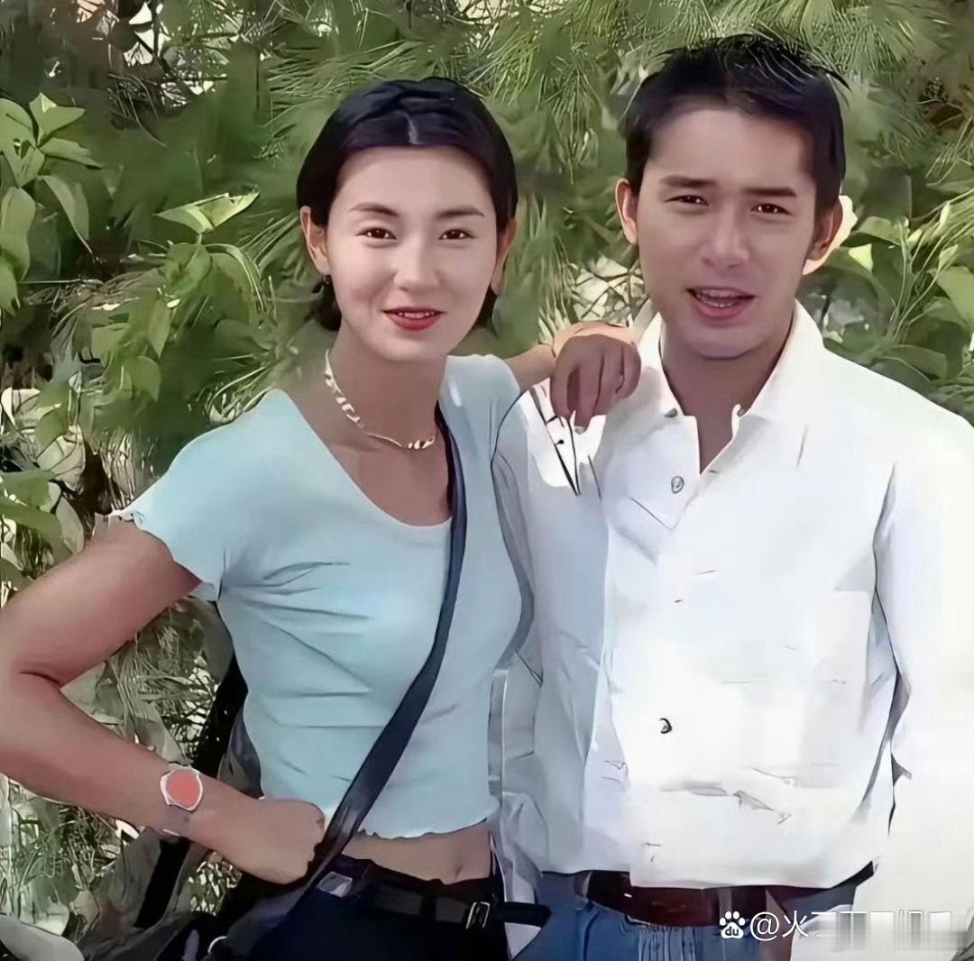 年轻时的梁朝伟很爱拍照合影，如今却变得有些社恐。除了妻子刘嘉玲，很少能看到他和其