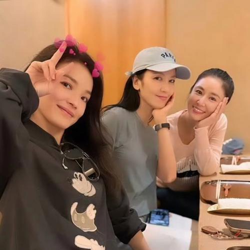 林心如、舒淇、林熙蕾三家过年欢聚一堂，温馨又热闹。她们围坐一起，分享着过去一年的