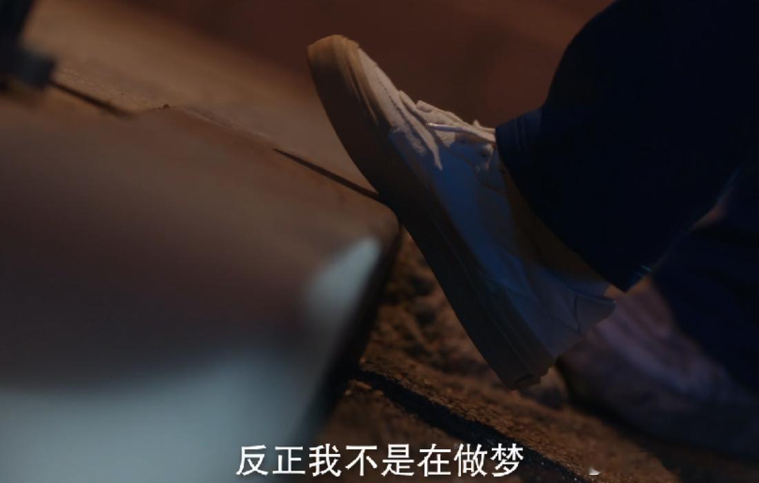 关晓彤脚滑还能这么演 晴也这脚滑太狡猾了，把我骗到了！前一秒还以为是偶像剧女主即