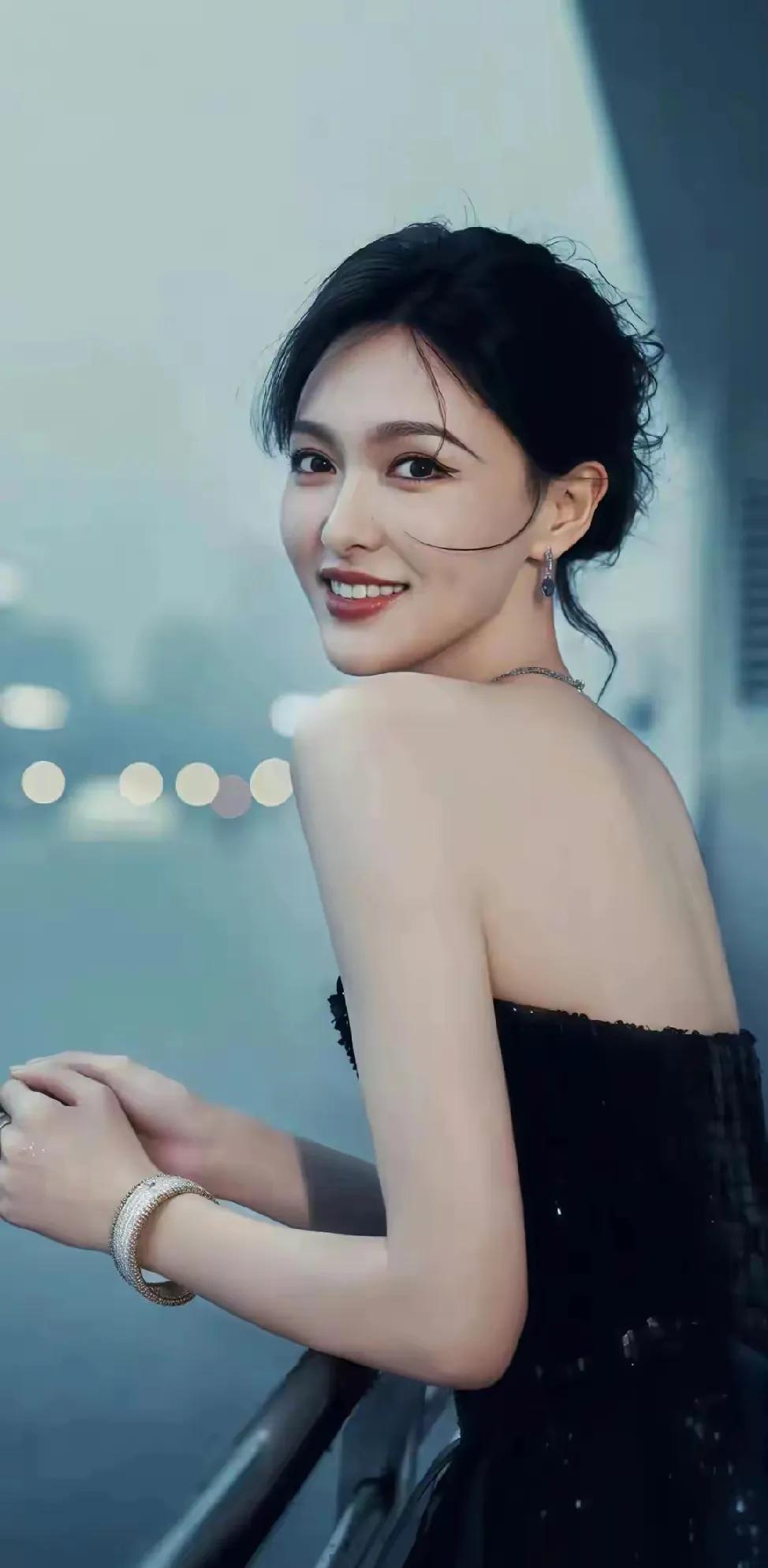 唐嫣这状态，美到让人失语
 
刷到唐嫣美照，直接被拿捏！
 
不管是黑裙勾勒的优