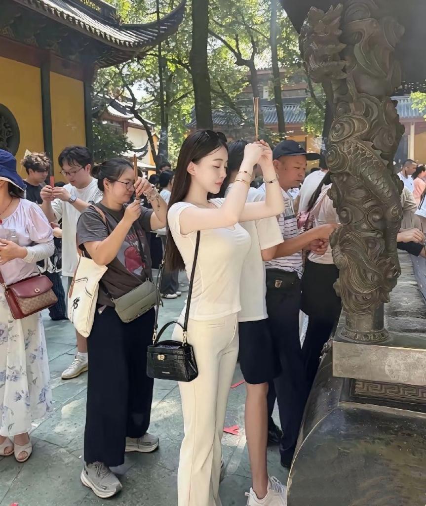 求菩萨显灵赐她一个好老公[笑哭][笑哭]