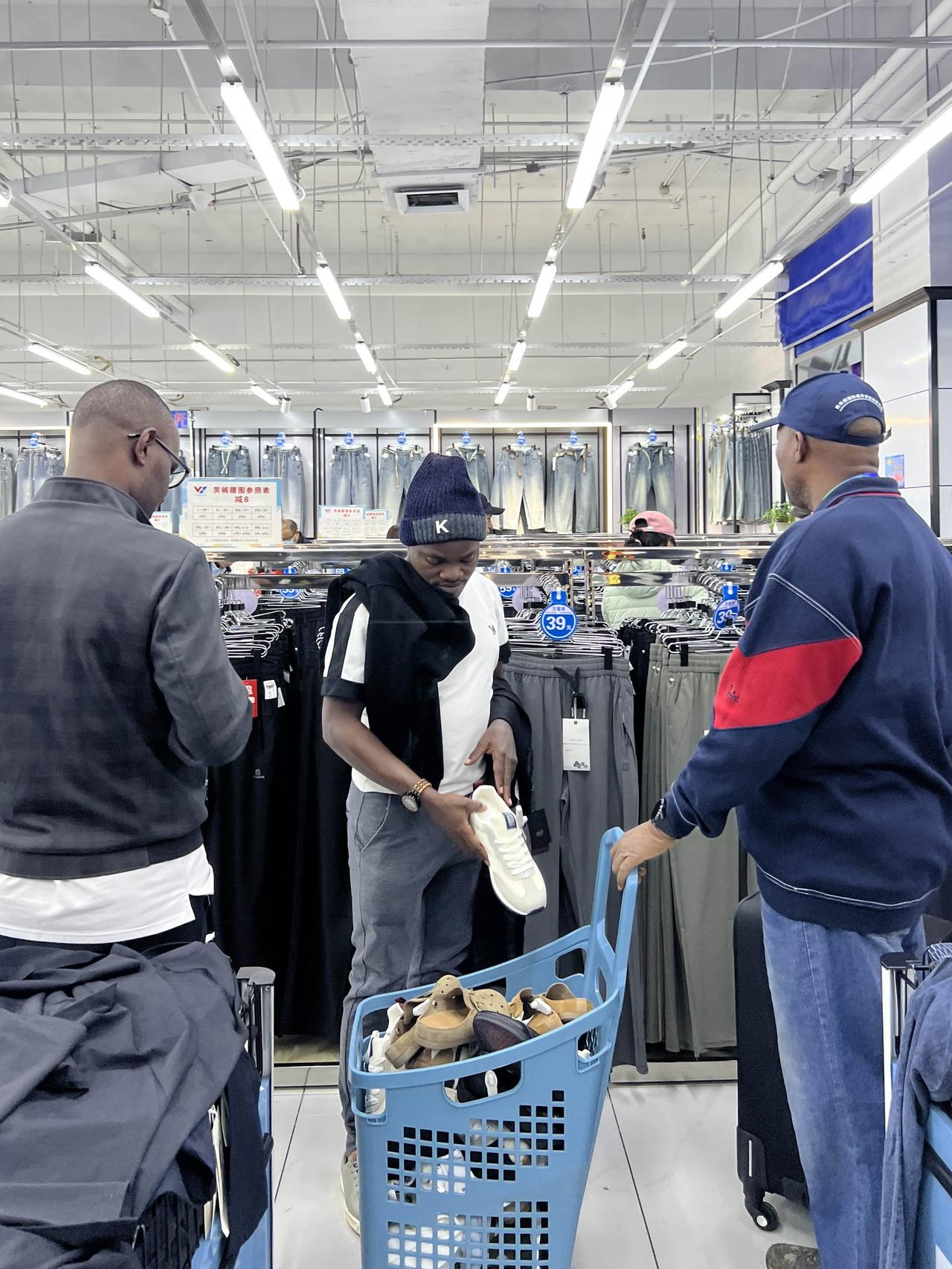 搬走中国物美价廉的商品……