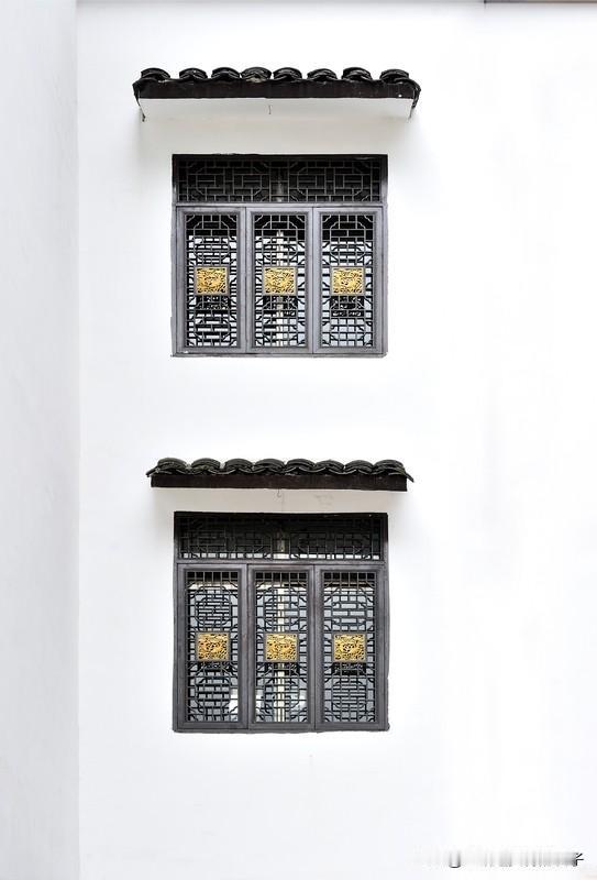 看到“窗前风雨舞文弄墨”这个上联，感觉画面感十足，仿佛有人在窗前伴着风雨的韵律挥