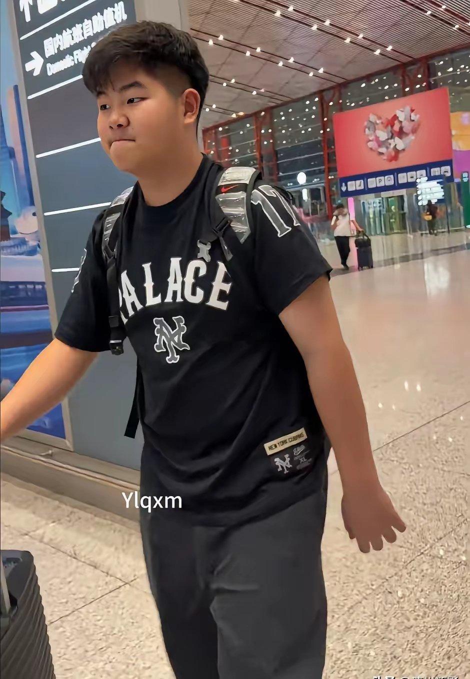 沙溢送儿子回英国上学！12岁小鱼儿狂飙1米8，当年预测身高仅172​​ ​​​