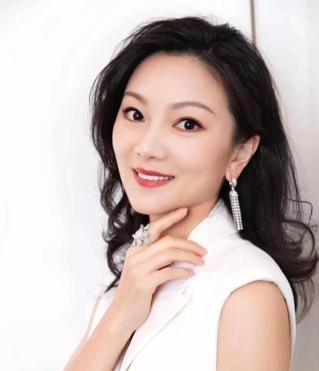 1999年，18岁的陈婷正在上课时，突然感觉一阵恶心呕吐，同桌问她：“你怎么啦？