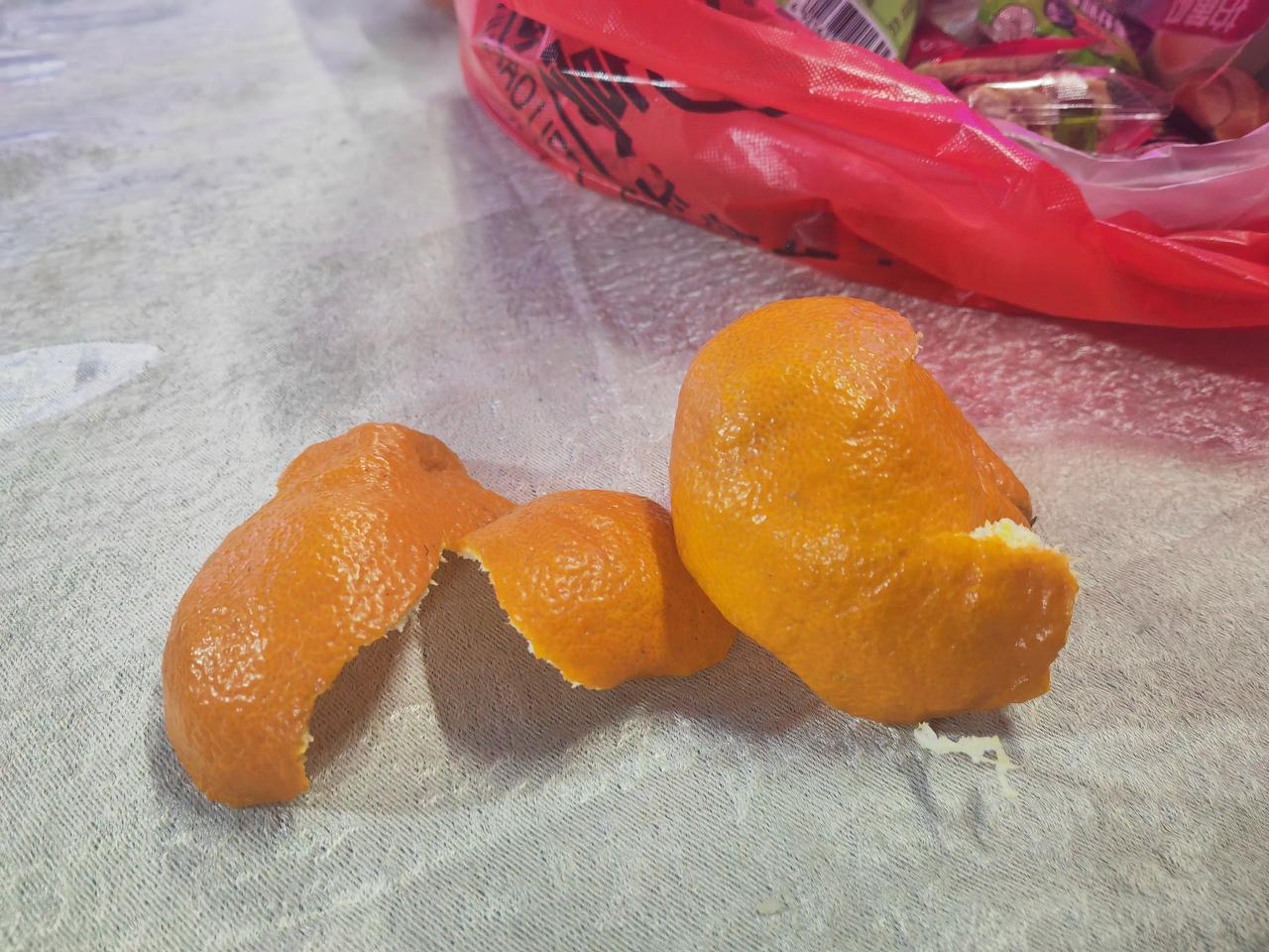 今晚，星期一，客人不多，路上的人也不多，小狗也来过了又走了。
一个人坐在摊位上吃