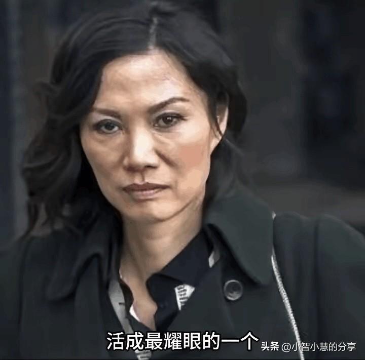 没有开滤镜的情况下，她的脸看起来有点凶，颜值也没有荧幕中看到的靓丽，不过她是个很