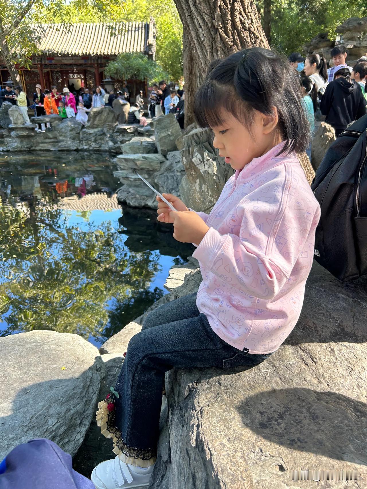 父母亲存在的最大意义，不是给予孩子舒适和富裕的生活，而是，当你想到你的父母时，你