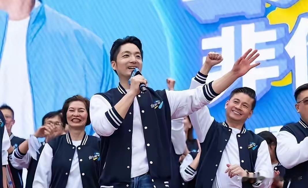 台北市长候选人，蒋万安在造势活动现场被围观者问到是不是中国人身份时，他不但不愿意