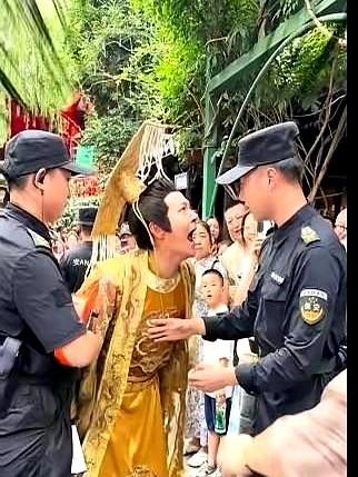 “我是郑国霖，我是来表演的！”
景区门口，演过“李世民”的老戏骨郑国霖，被保安大