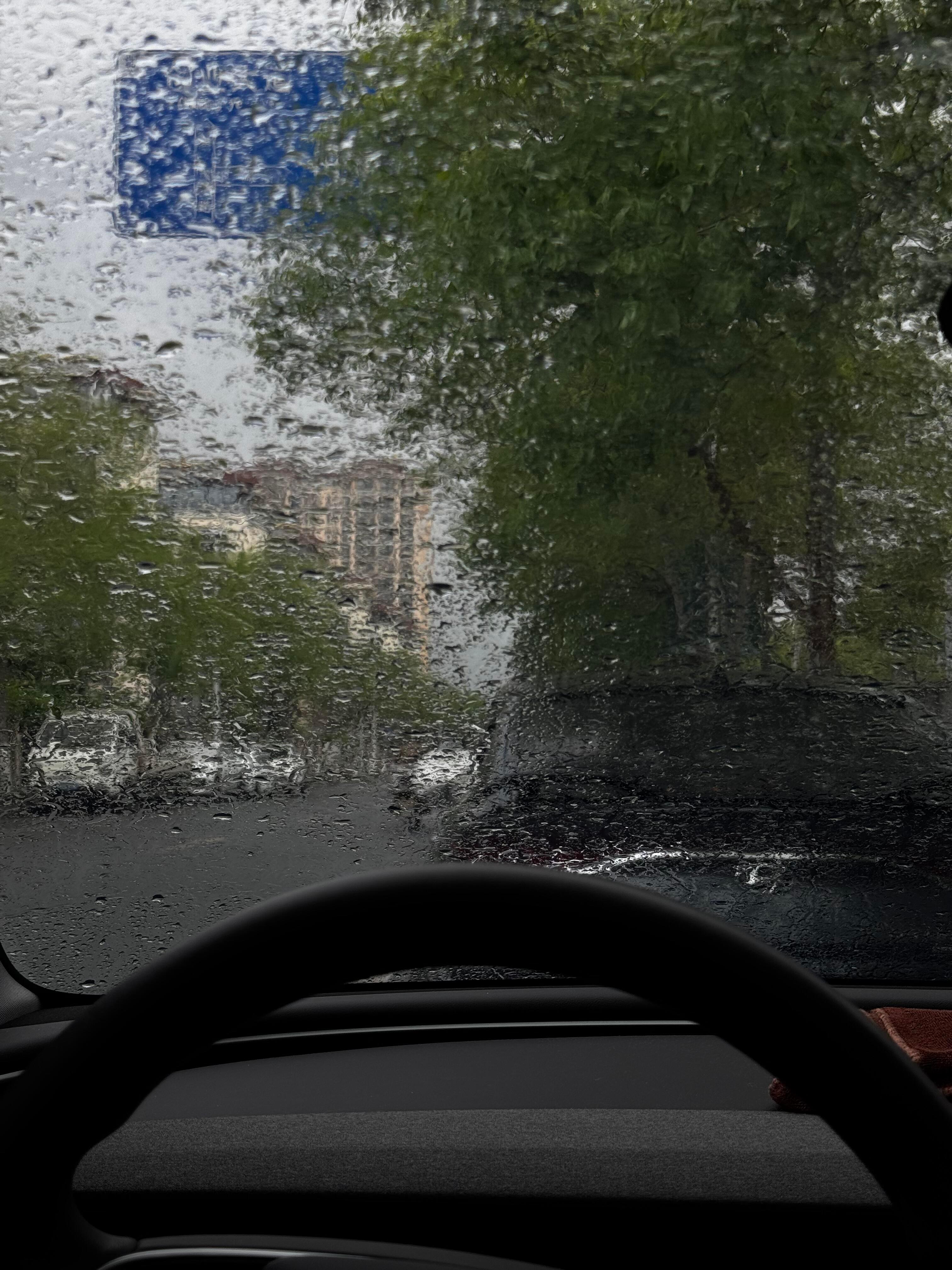 雨不会一直下,但一直会下雨,我的意思是,没人会一直爱你,但一直会有人爱你。 
