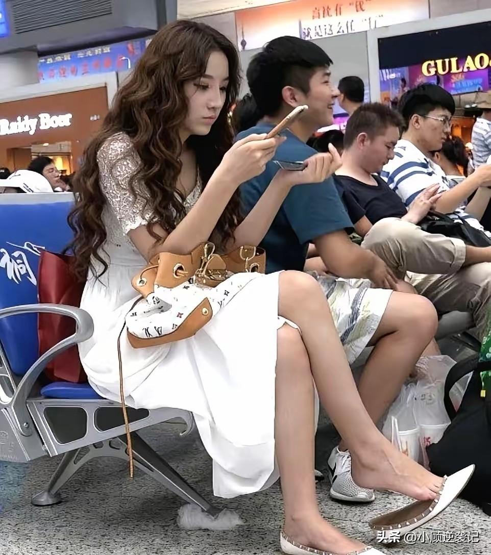 在高铁候车厅，候车的人大多是面色凝重，心事重重，谁也没有注意到一位“混血女神”的