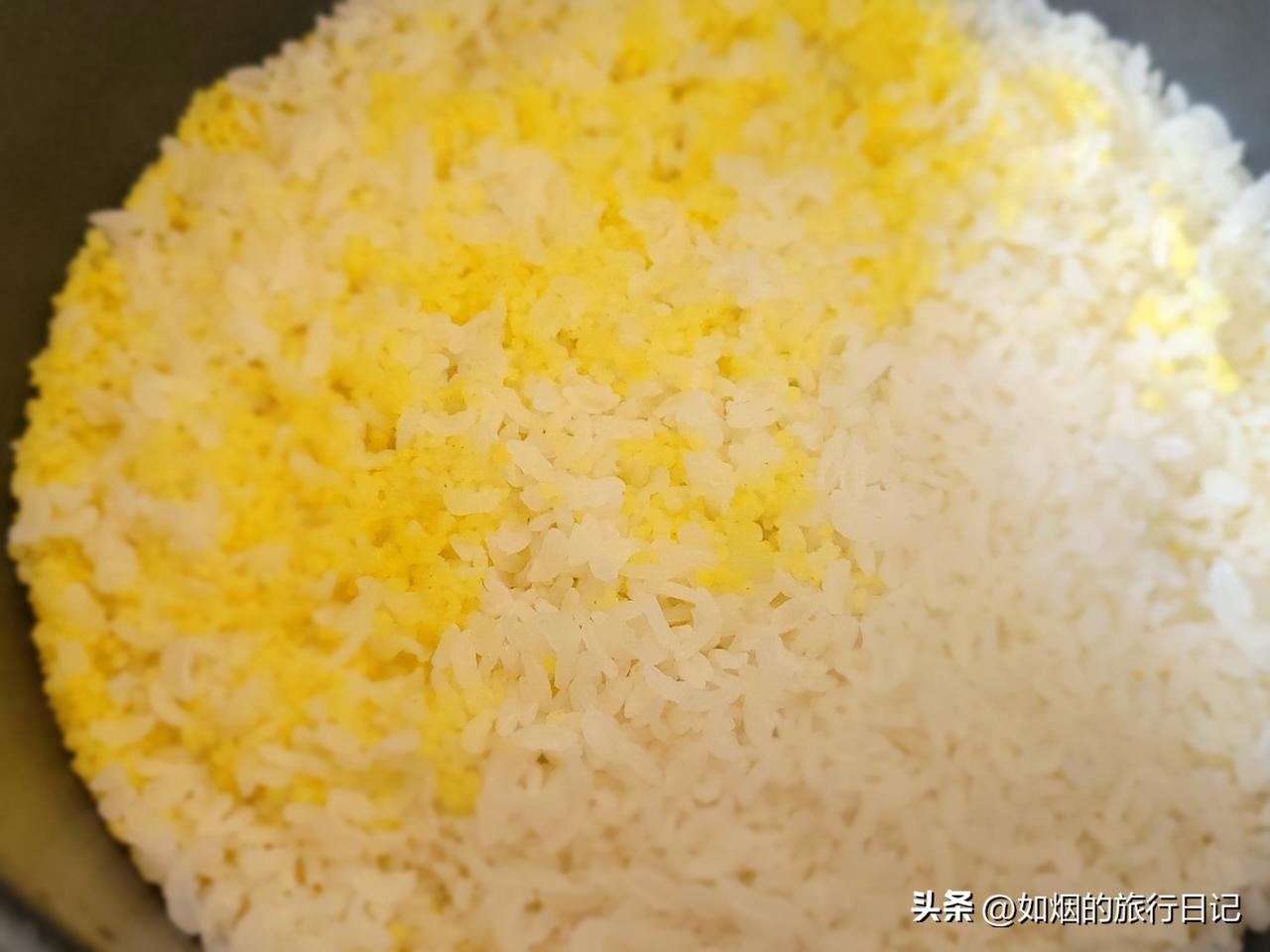 每次问老公吃什么主食，他大概率都会说，吃二米饭，多放小米。我今天中午闷的二米饭。