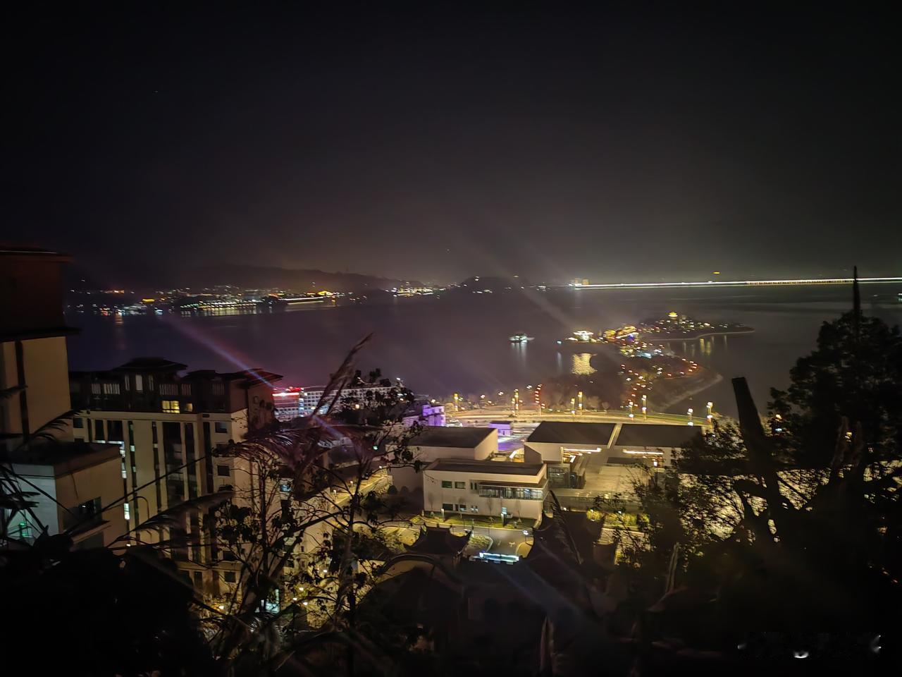 是每个人都有带着自己垃圾的习惯，就是小孩的冰棒纸，也揉紧自己带走。本地没有人在野