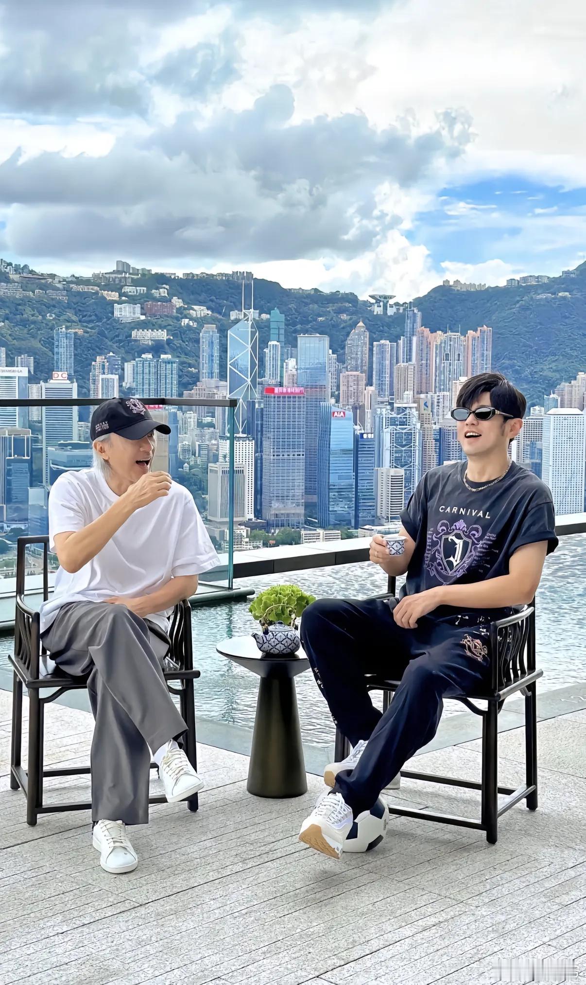 周星驰周杰伦梦幻同框，两代人的两大青春天花板同框！一个承包我们的童年喜剧，一个填