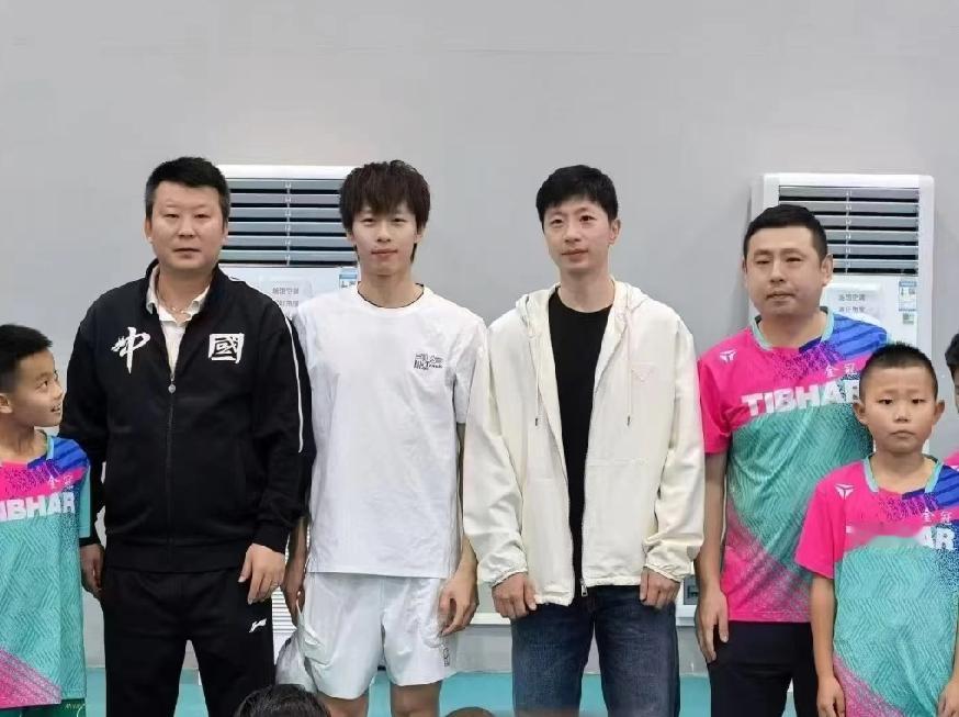 帅炸！马龙林高远空降广州球馆，白衣少年同框太养眼

马龙、林高远现身广州番禺金冠