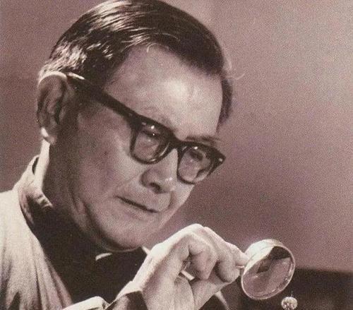 1954年，一批犹太商人想把原子弹的浓缩铀卖给我国。周总理立即找来一位科学家验货