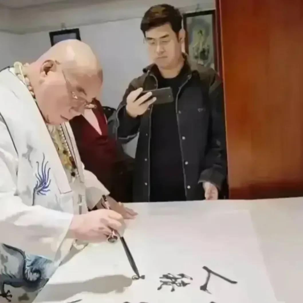 佛教协会主席归来引热议：佛门戒律与华袍龙纹的碰撞

近日，世界佛教协会主席风光归
