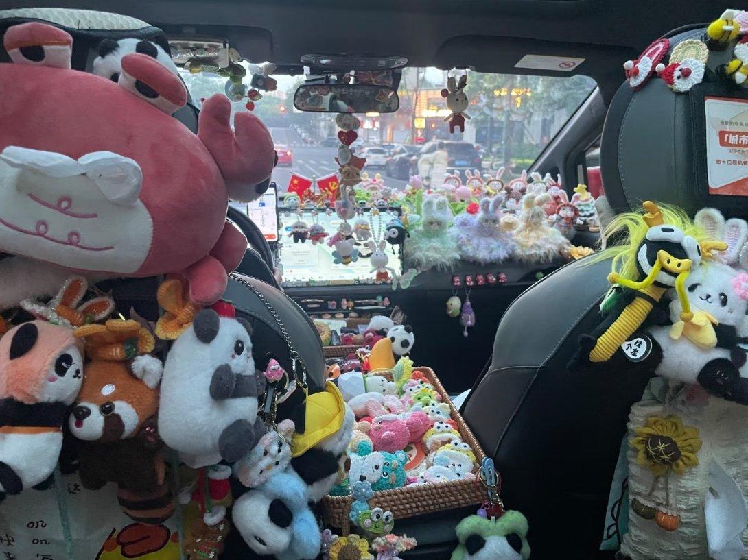 不要在车里放小玩偶了 大多数人其实也懂车内放玩偶的安全隐患，只不过都抱着侥幸心理