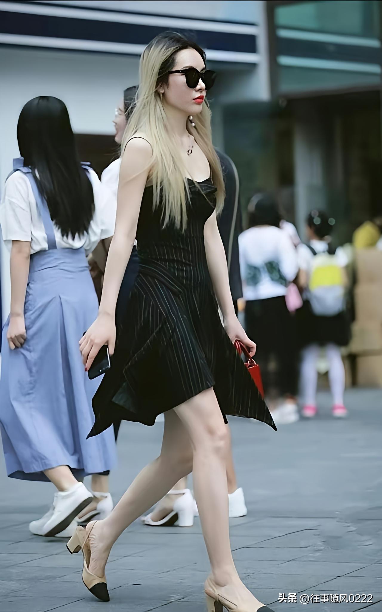 如何展现女孩独特的时尚魅力?小姐姐把高级感焊在身上，细条纹黑裙+小方跟鞋，美到让