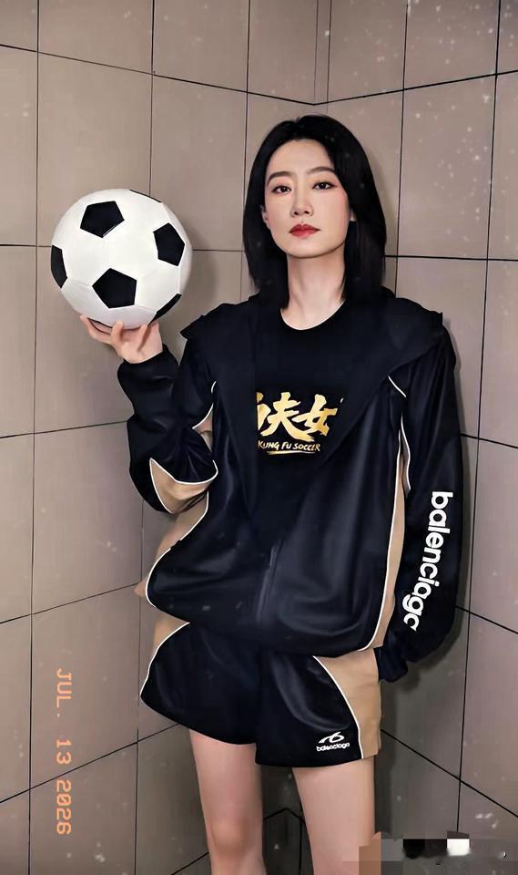《功夫女足》最大赢家，
就是零片酬出演的张小斐，
别看她明面上是分币没挣，可她押