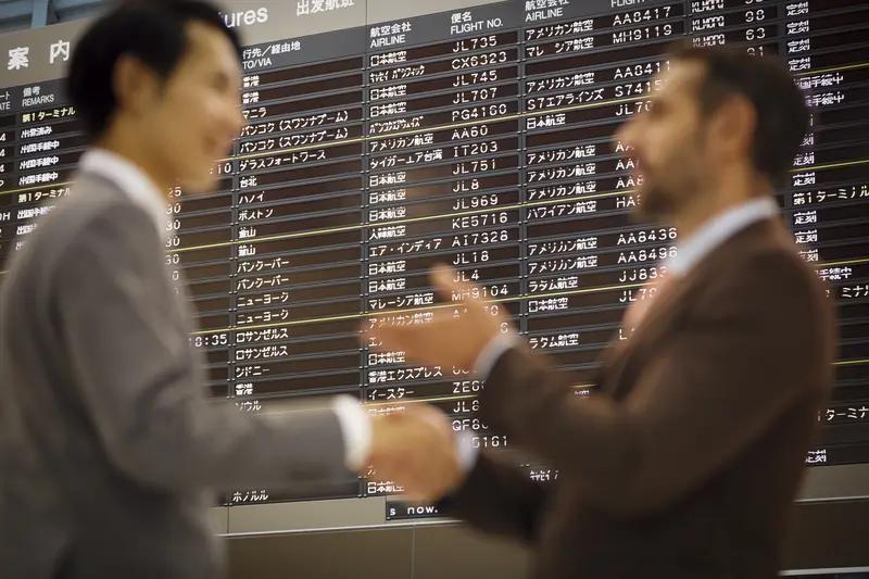 日本机场到处都是咱中国人，一个个脸色都不太好看。但没办法啊，要是现在不回去，以后