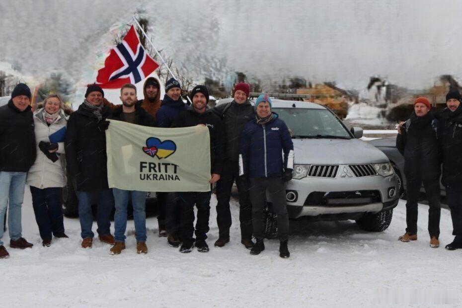 挪威民众为乌军捐赠了一批物资10 辆汽车和 1 辆全地形车，以确保部队在深雪和崎