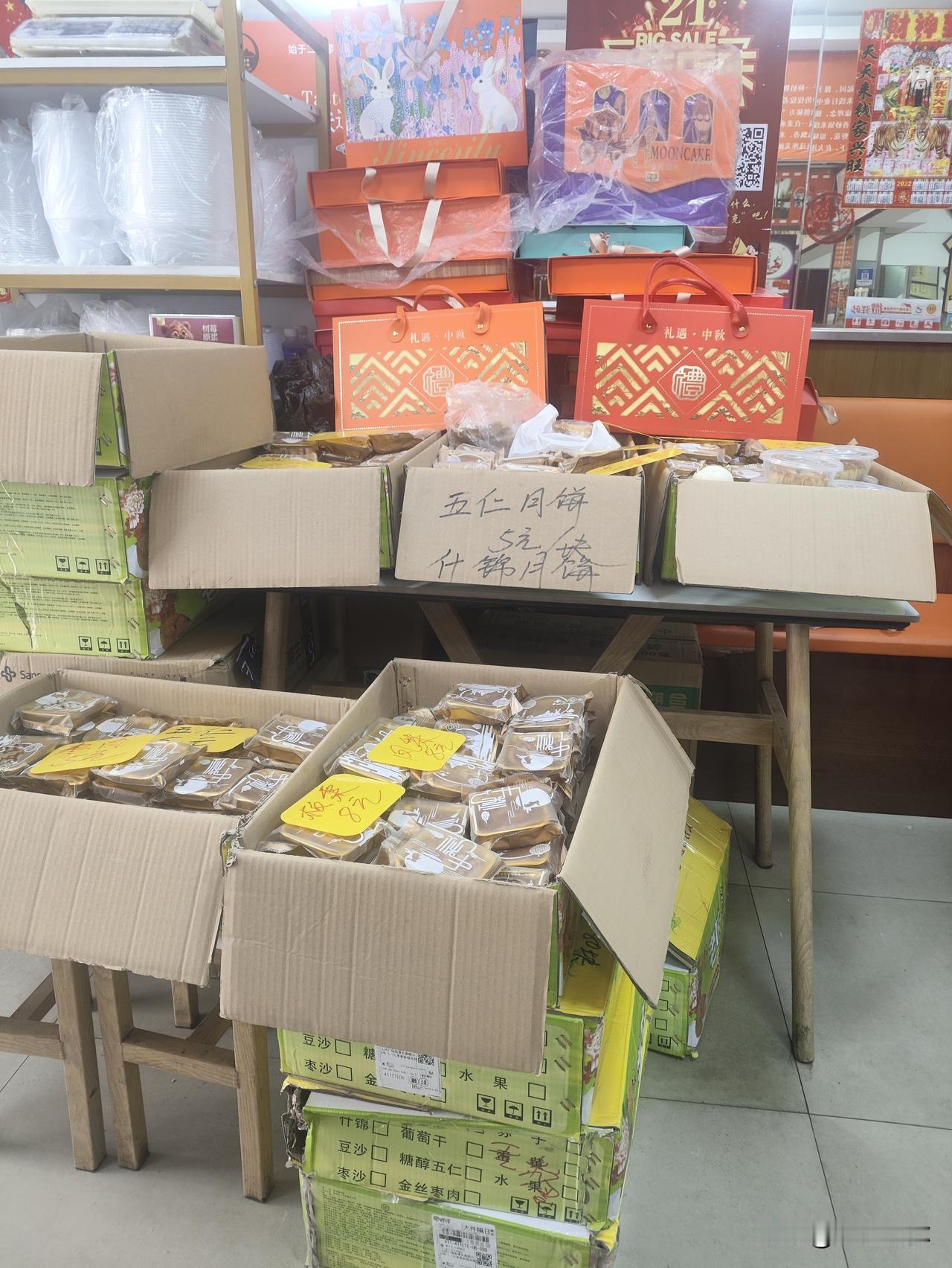 在大连，连米线店都开始卖跟自己品牌的月饼了，你敢信吗？

明天就是中秋节了，一年