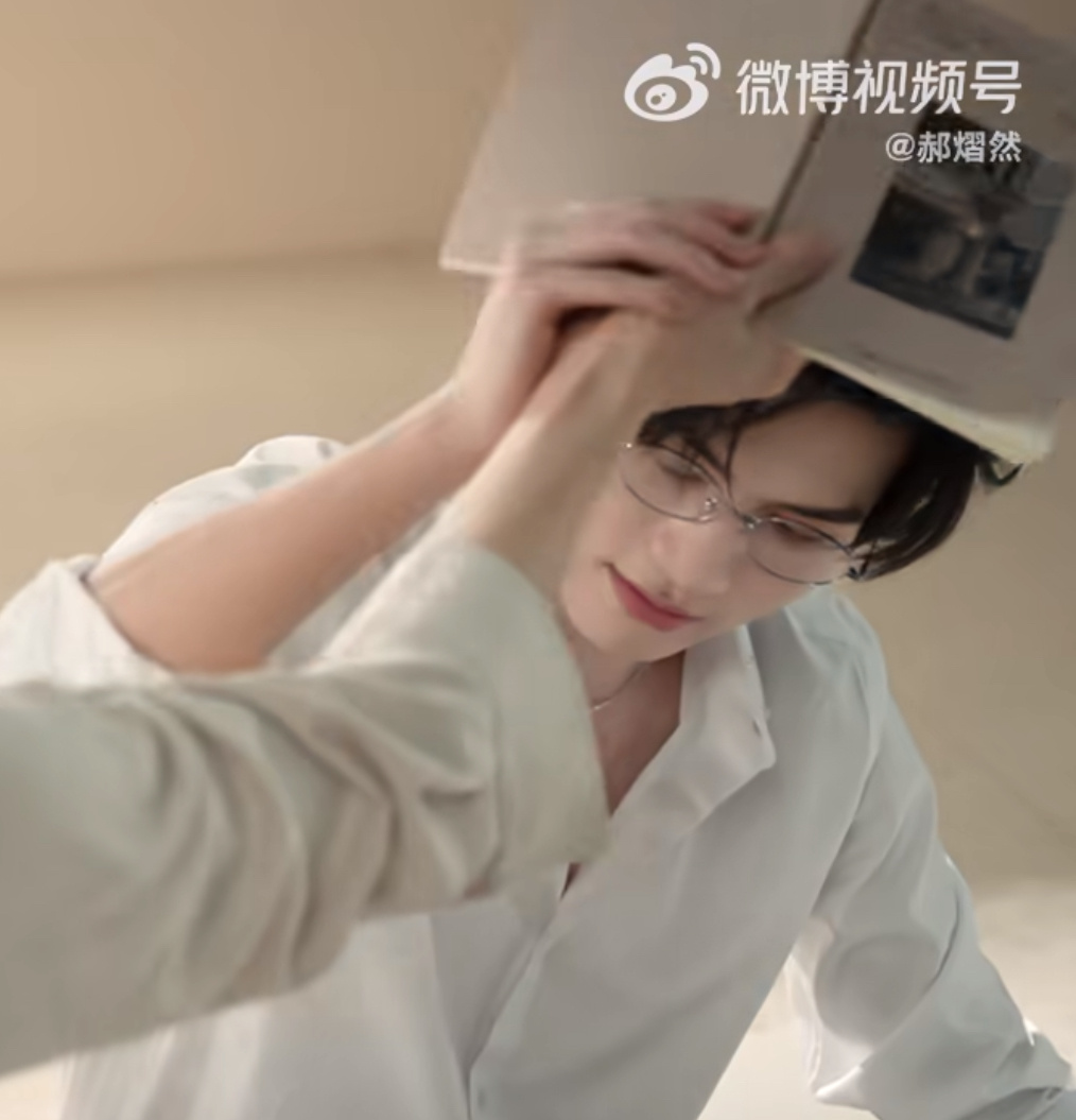 接书就接书怎么还摸小手手 