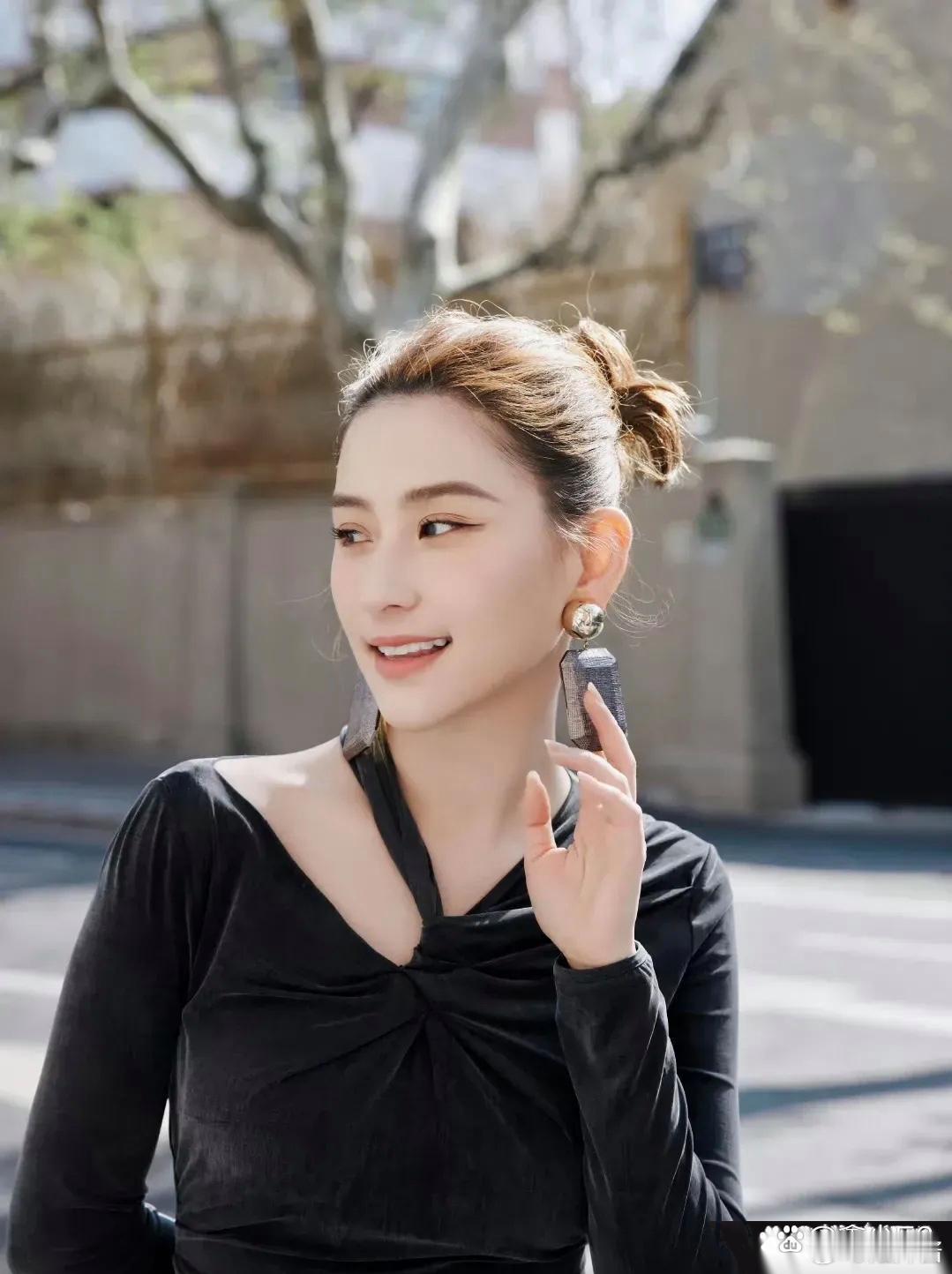 图三是赌王何鸿燊的母亲，是个顶级的混血大美女。在众多的子子孙孙中，只有三房的二女