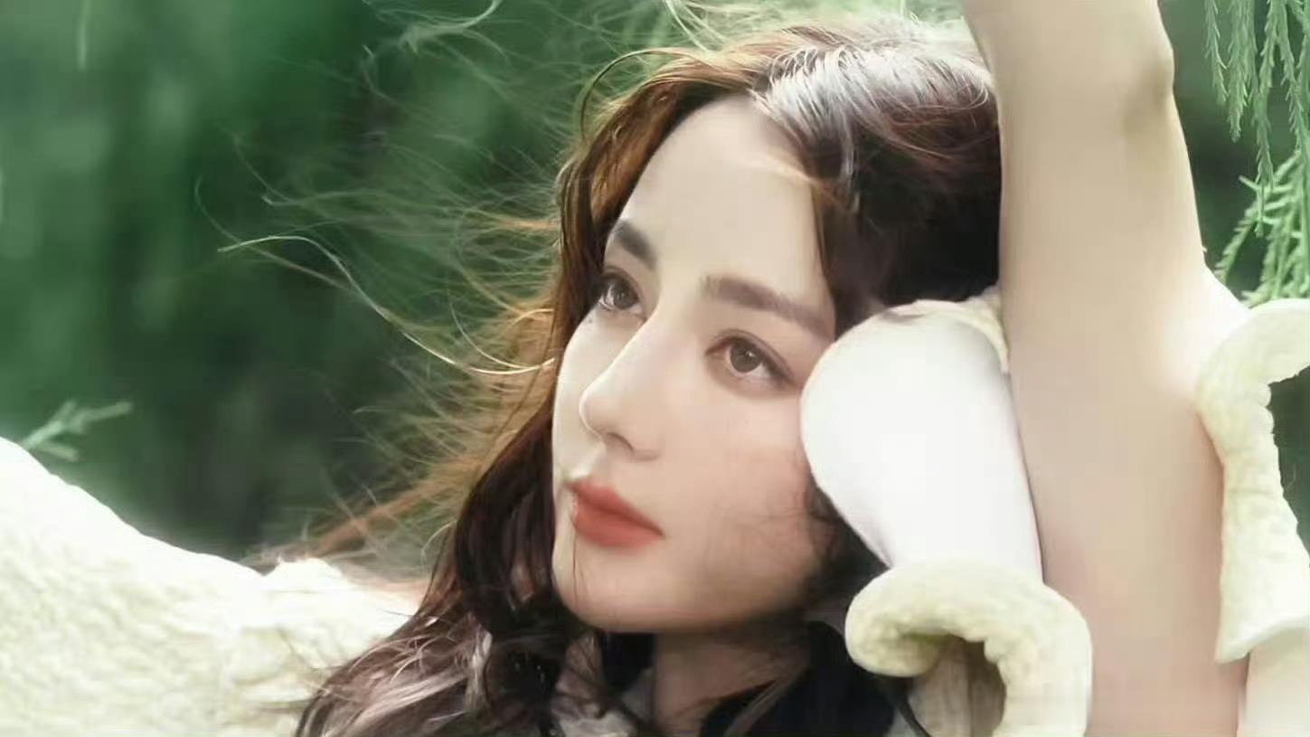 迪丽热巴首个VOGUE单人封面迪奥推封成衣1封➕彩妆1封  星光商业持续显化中