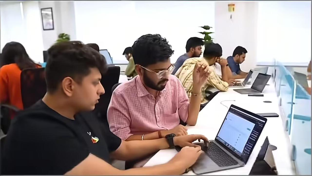 这波深圳严查假印度IT男的操作，看着解气，实则戳破了个更该较真的事儿 —— 不是