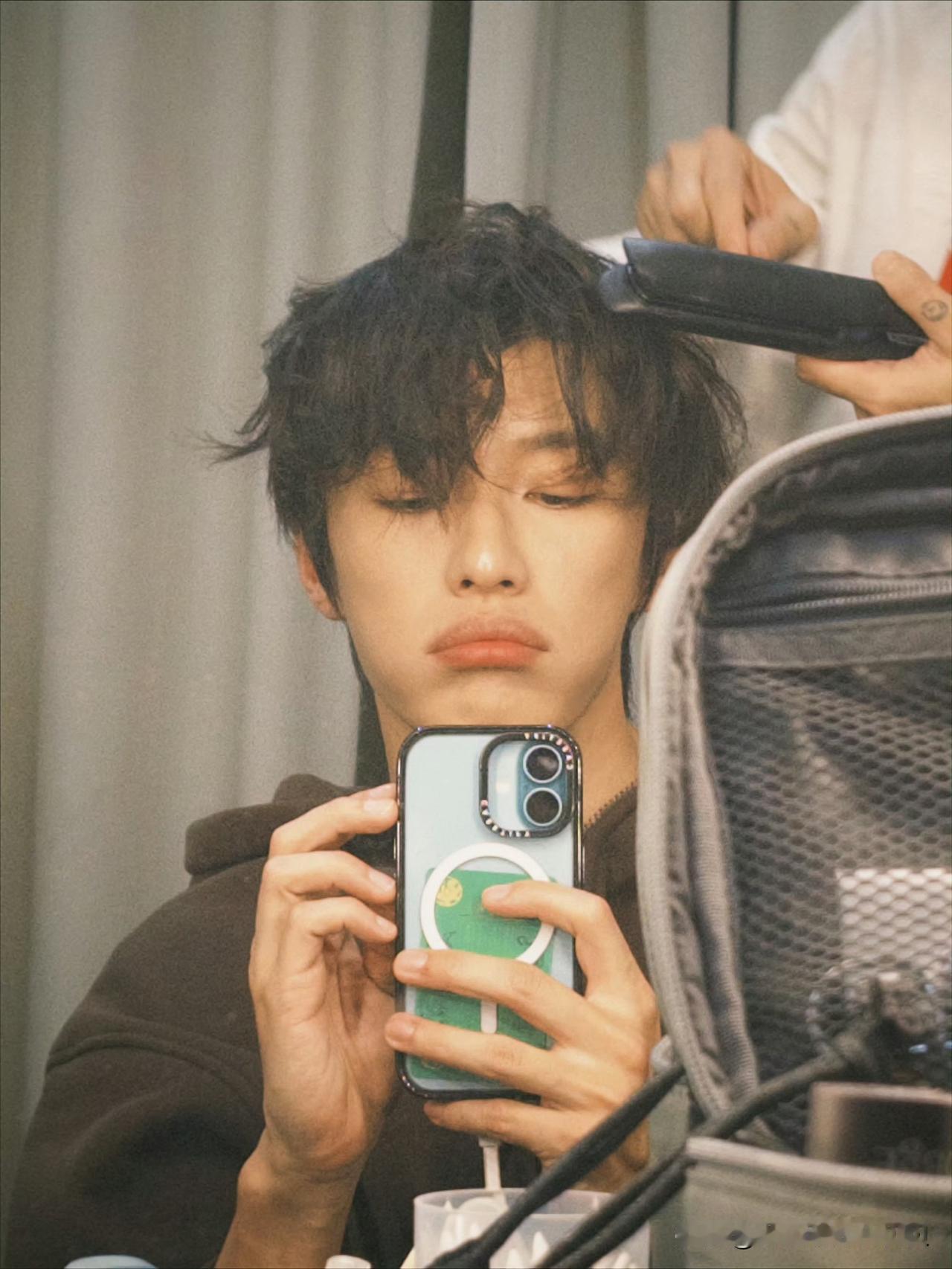 代旭是真的很想当流量吧。

也太会媚粉了吧。

这个嘟嘴的表情，朱亚文是决计做不