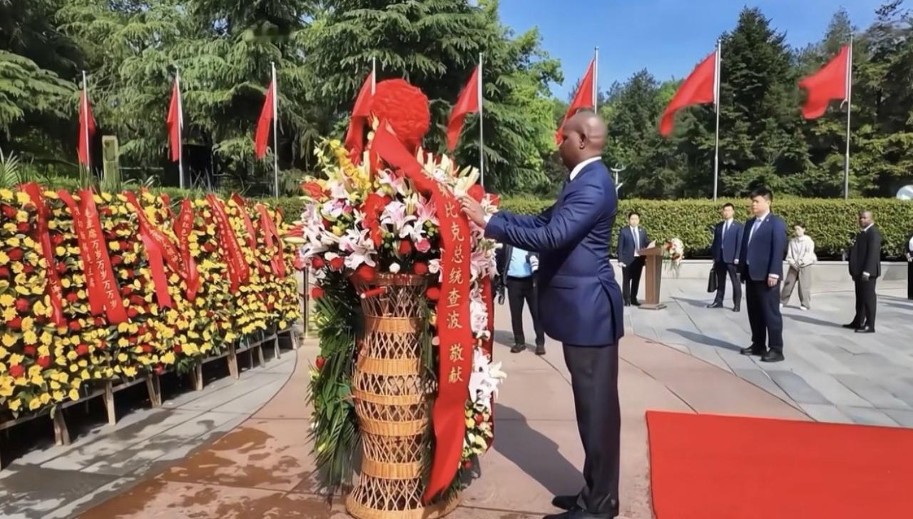 莫桑比克总统访华首先到的湖南，教员的故里，给教员雕像送花篮表达敬意和怀念！有心了