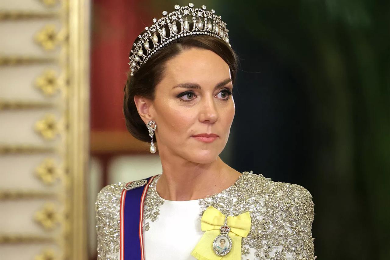 凯特·米德尔顿 (Kate Middleton )作为威尔士王妃首次亮相 头饰！