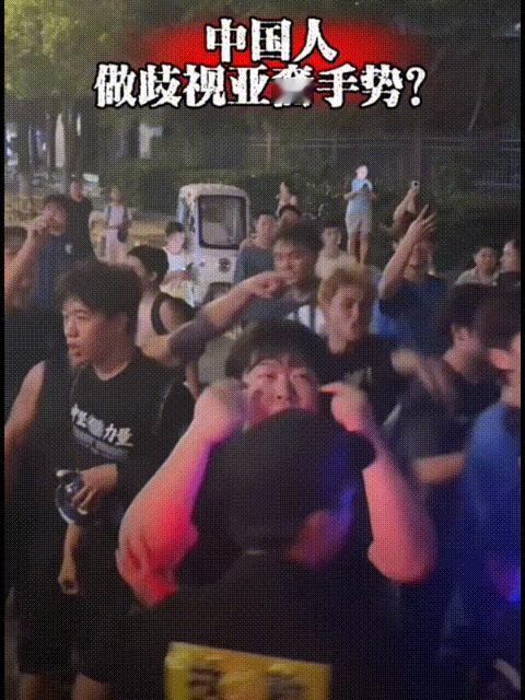 中超联赛～三镇球迷诡异表现，令人费解！

昨晚的中超联赛，武汉三镇对阵天津津门虎