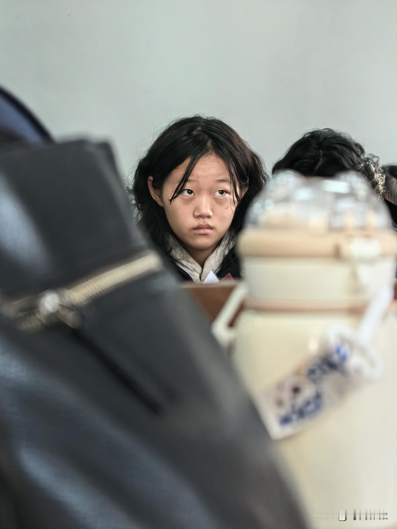 今天轮到我期末考试监考，同事在讲台前强调考试纪律时，我发现了这位女同学的眼神，心