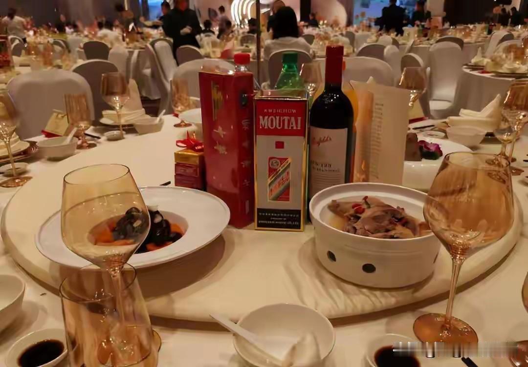 老胡的儿子结婚，他在酒店订26桌喜宴。结果上菜的时候14道主菜上错了7道菜，老胡