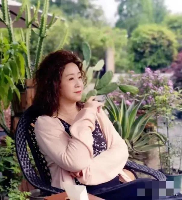 她是张国立的前妻，丈夫移情别恋她低调成全，一生未再嫁，如今71岁依然单身，她就是