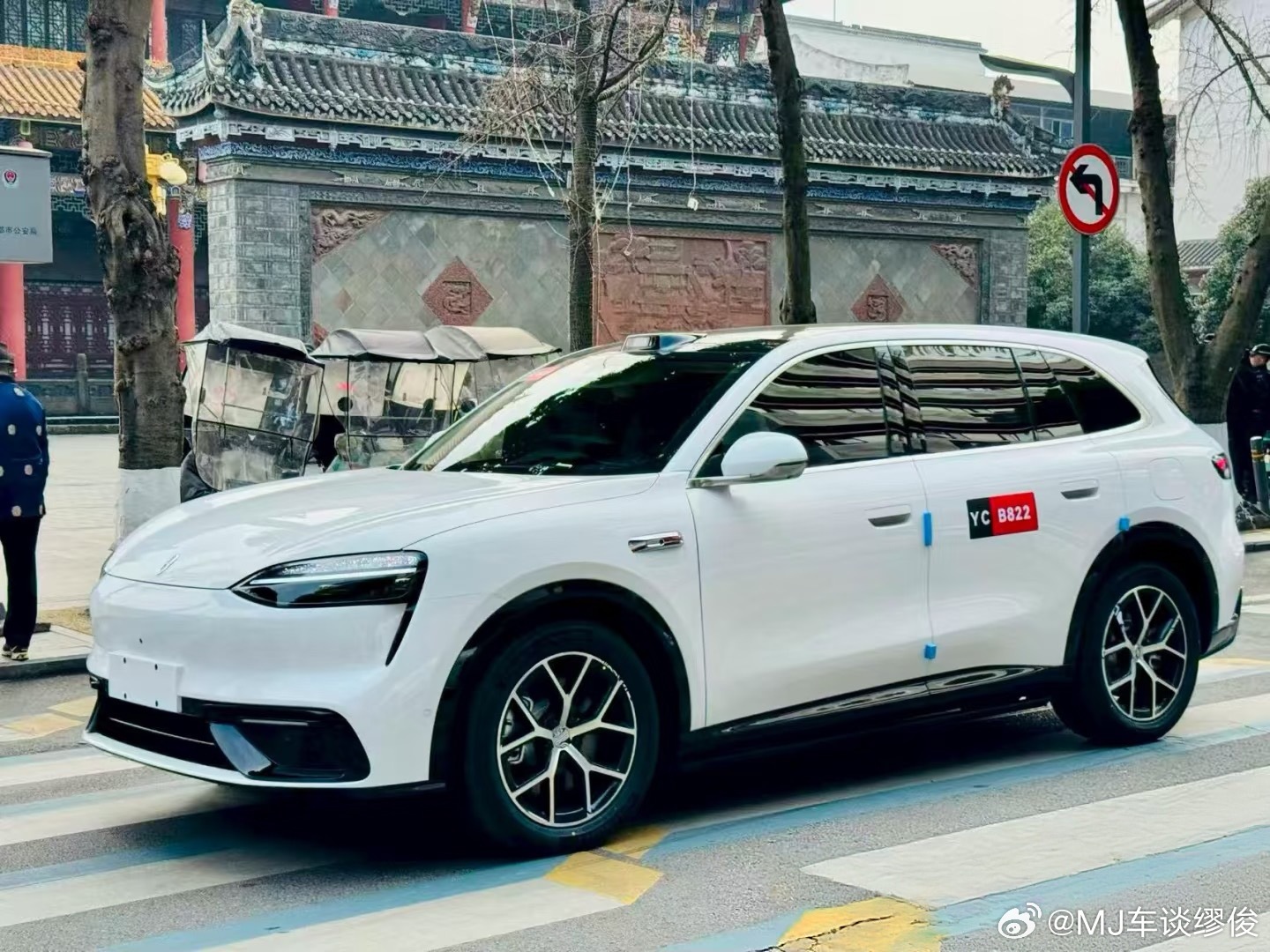 问界M6外观曝光黑和白两款实车，黑色这一款配的轮毂和红卡钳，估计是黑曜套件，明显